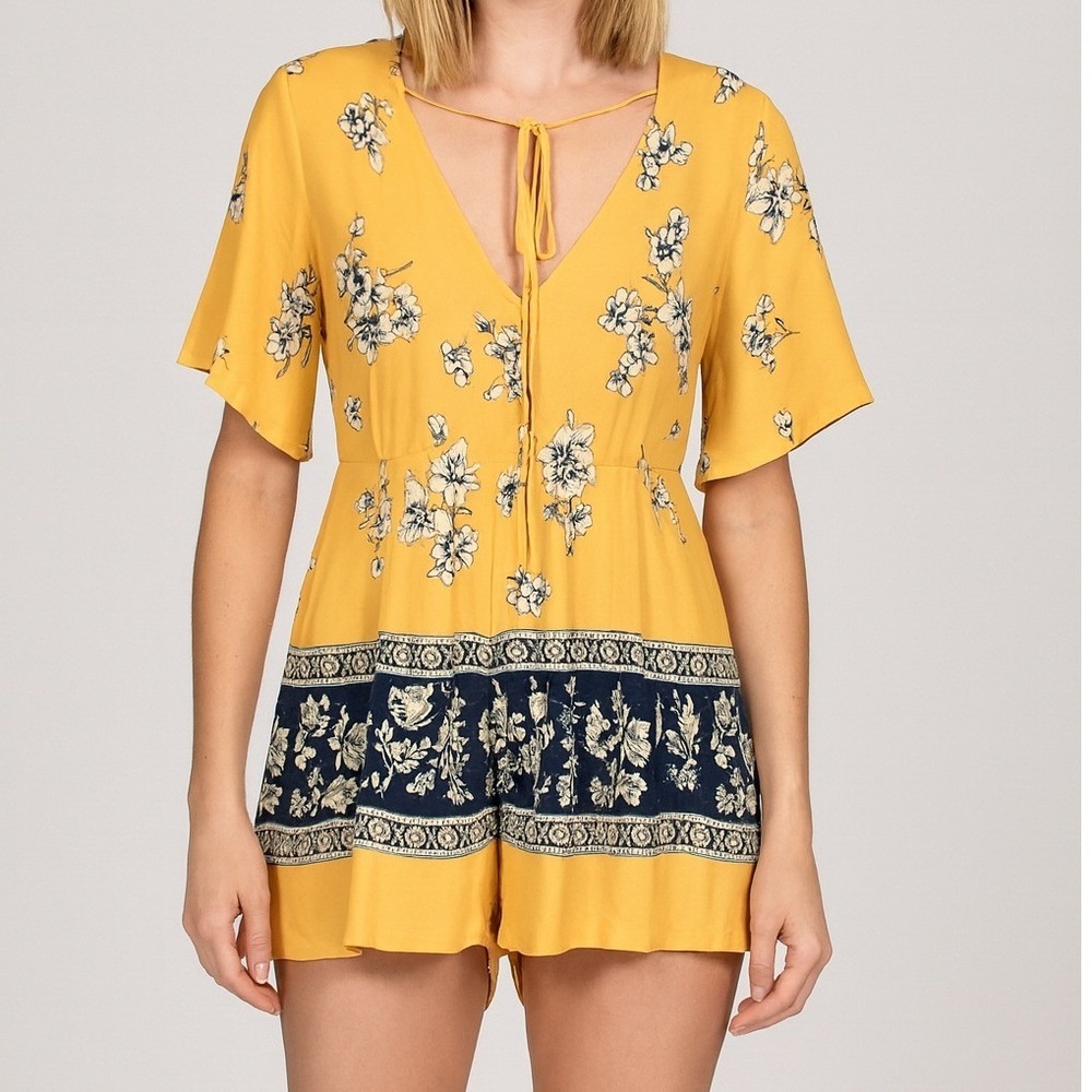 Trixxi Clothing Company Yellow Floral Print V Neck Tie Back Romper‎ Size M